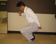 膝に水がたまり膝を曲げることができない 施術前