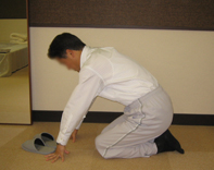 膝に水がたまり膝を曲げることができない 施術前